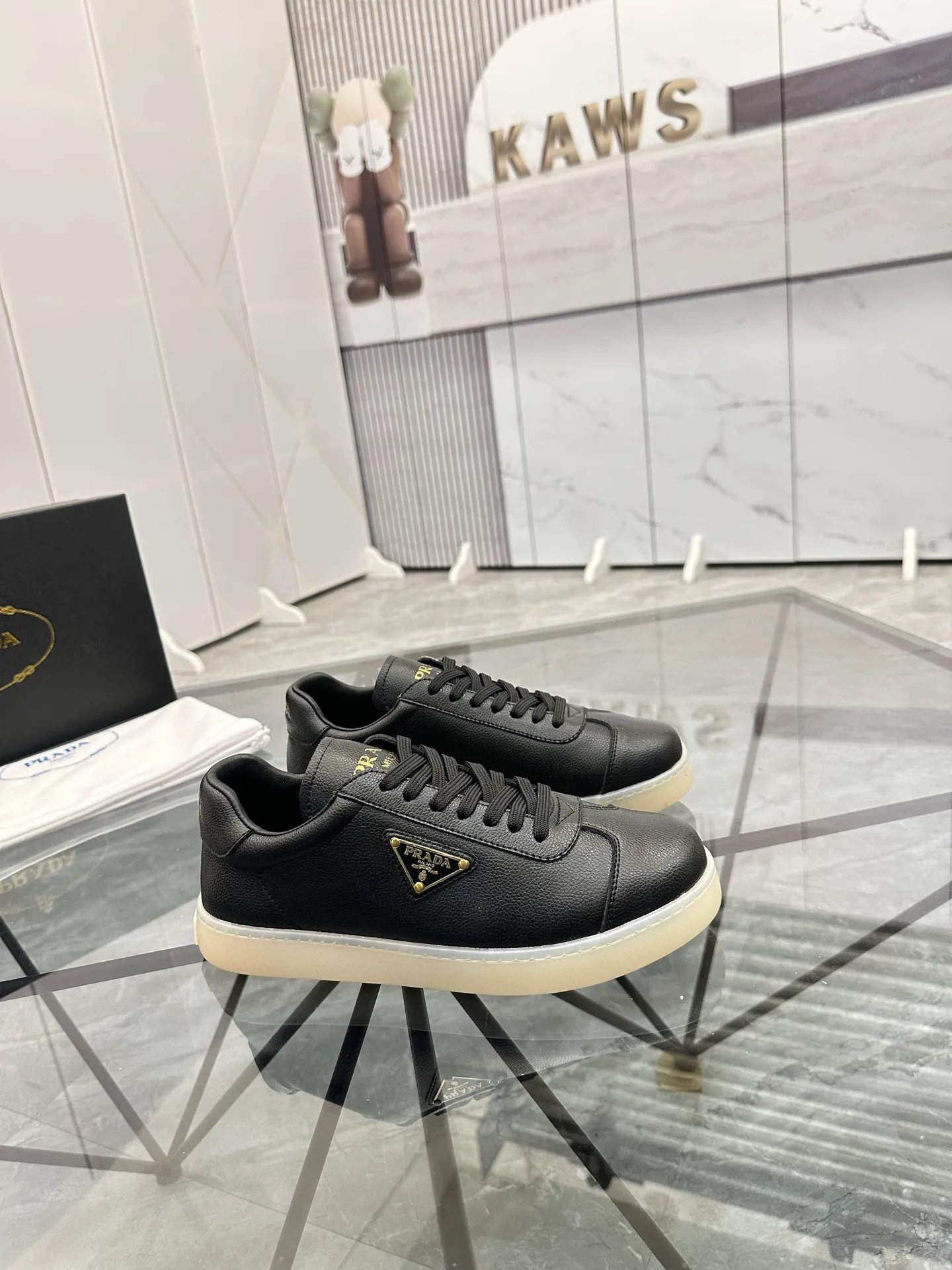 Men's shoes: 💰P400¥ Product trademark: Prada *"Prada*" low-top casual shoes Regular size: 38-44 (can be customized to 45) Product materials: imported cowhide upper, sheepskin lining, original outsole. Number: 020